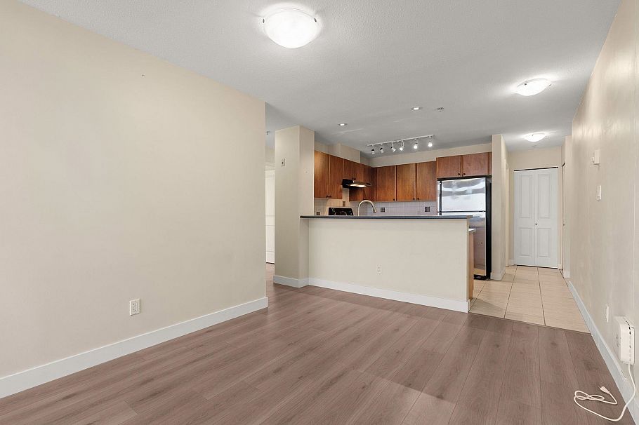 417 7089 Mont Royal Square Vancouver, BC - 12