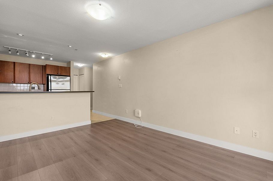 417 7089 Mont Royal Square Vancouver, BC - 13