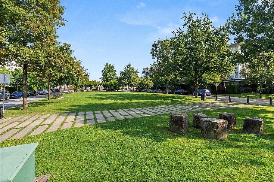 417 7089 Mont Royal Square Vancouver, BC - 3