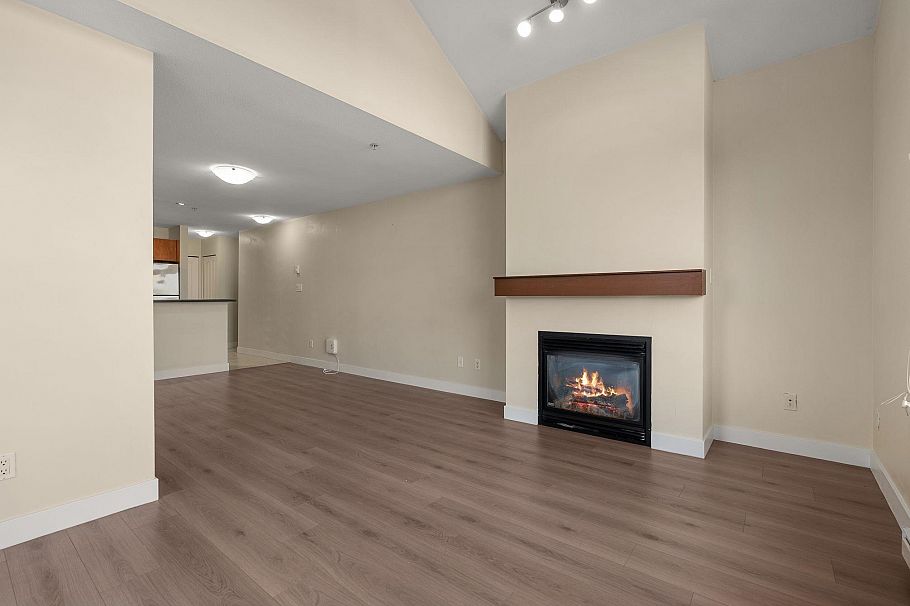 417 7089 Mont Royal Square Vancouver, BC - 10