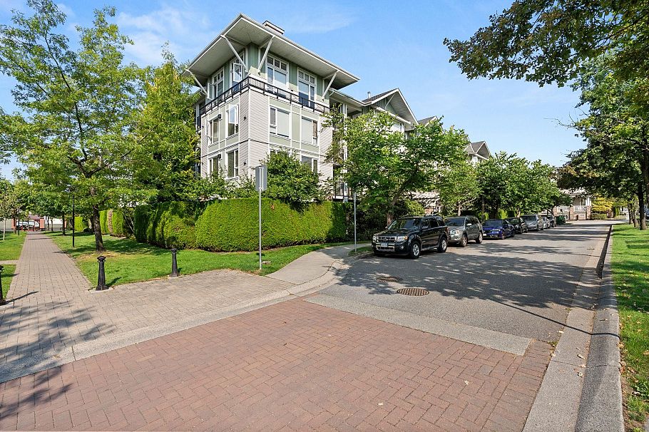 417 7089 Mont Royal Square Vancouver, BC - 4