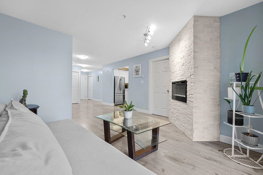 211 5818 Lincoln Street Vancouver, BC - 2