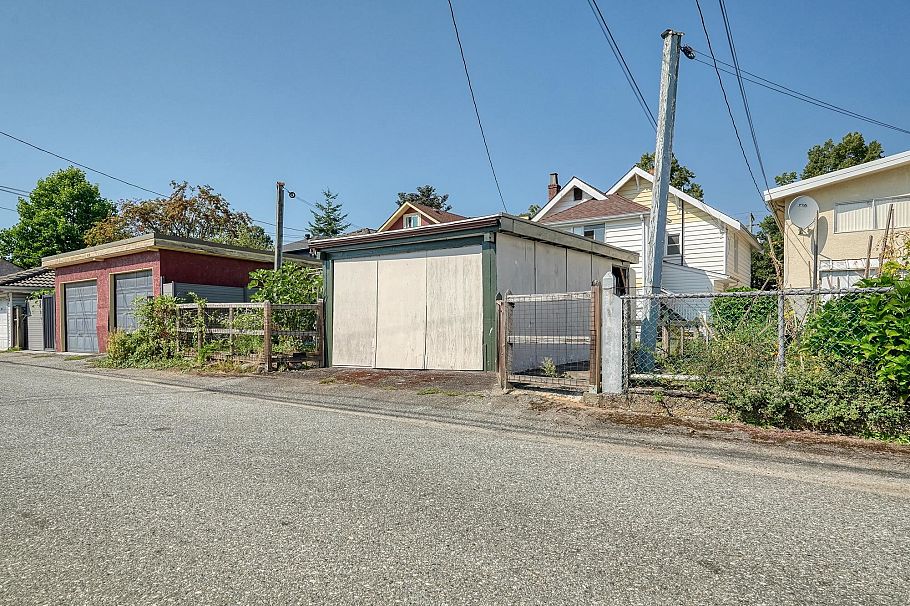 2336 E 45 Avenue Vancouver, BC - 35