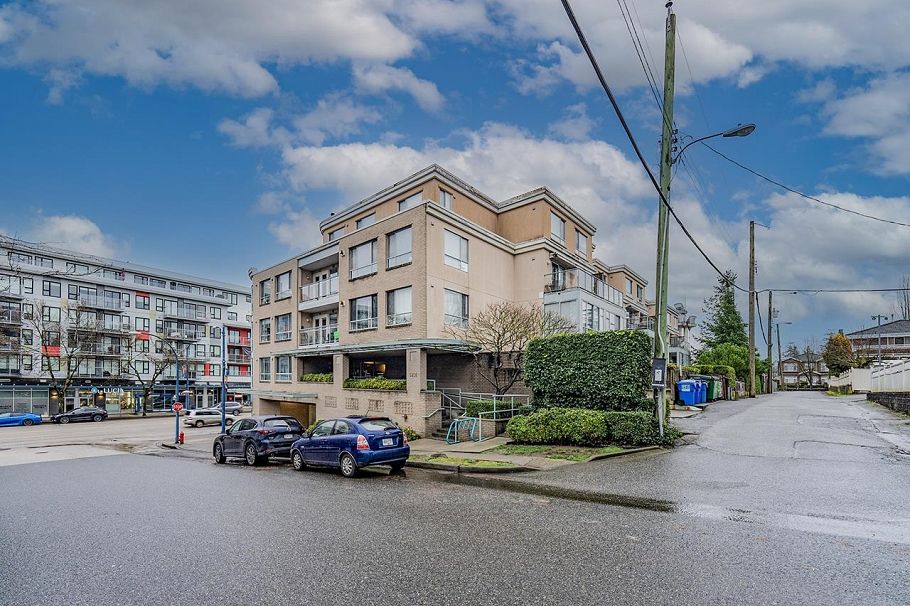 211 5818 Lincoln Street Vancouver, BC - 3