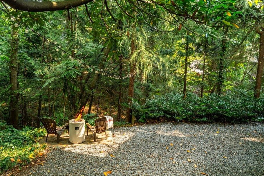 277 E Braemar Road North Vancouver, BC - 32