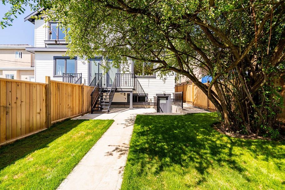 2356 West 16th Avenue Vancouver, BC - 26