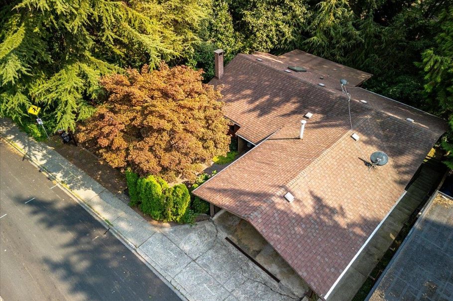 277 E Braemar Road North Vancouver, BC - 36