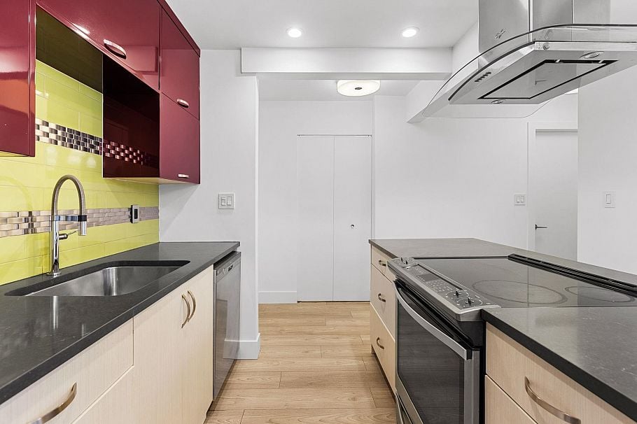 202 1422 E 3rd Avenue Vancouver, BC - 5