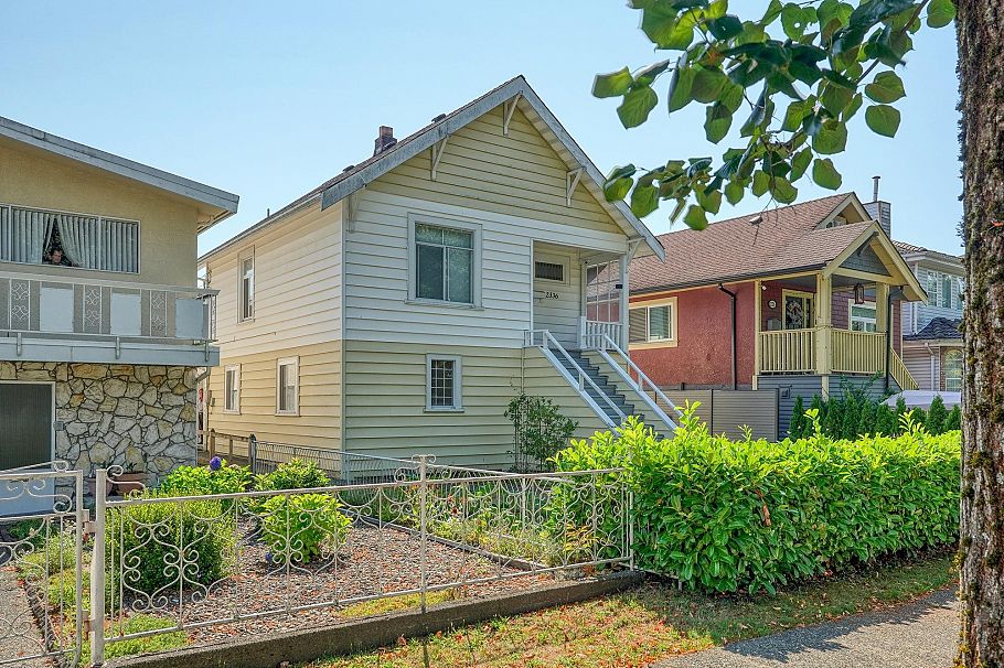 2336 E 45 Avenue Vancouver, BC - 2