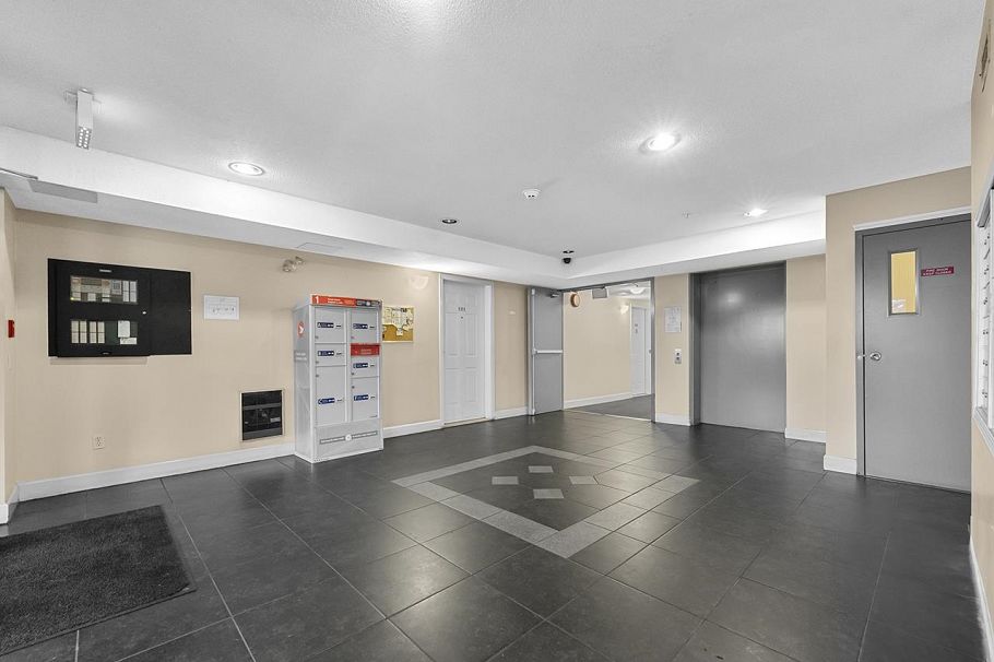 211 5818 Lincoln Street Vancouver, BC - 4