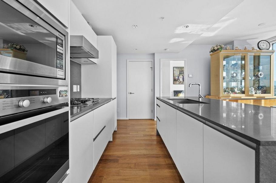 1708 8555 Granville Street Vancouver, BC - 2