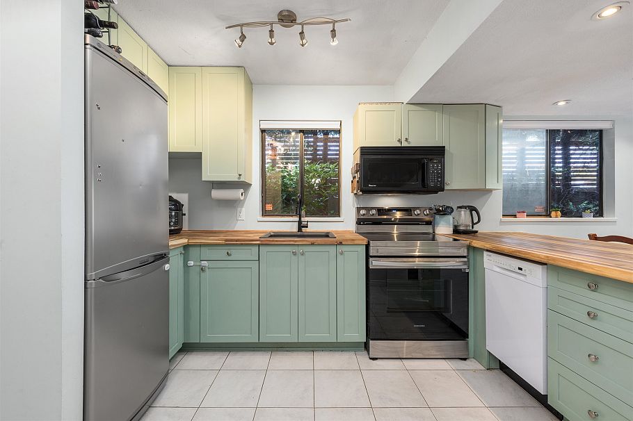 1 719 E 31st Avenue Vancouver, BC - 5