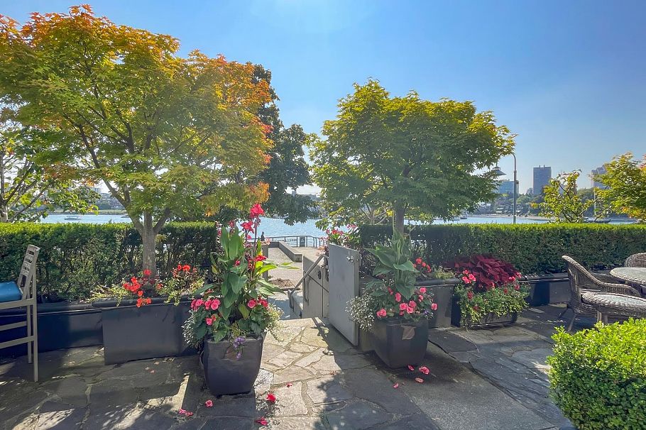 110 1328 Marinaside Crescent Vancouver, BC - 36