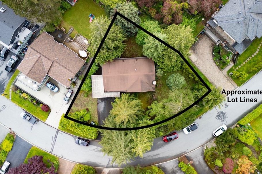 3875 Regent Avenue North Vancouver, BC - 1