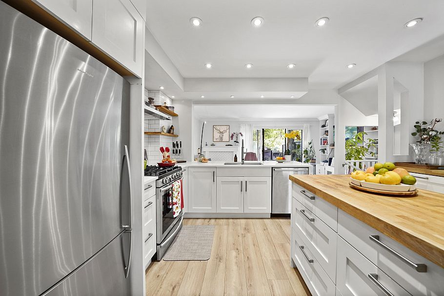 49 1910 Cedar Village Crescent North Vancouver, BC - 9