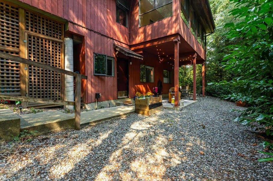 277 E Braemar Road North Vancouver, BC - 34