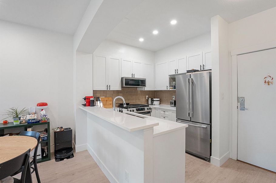 320 2280 Wesbrook Mall Vancouver, BC - 4