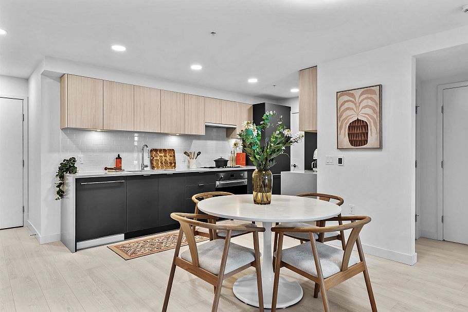 303 2419 Grant Street Vancouver, BC - 4