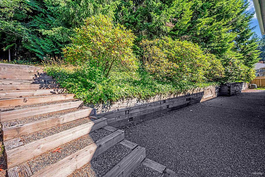 3945 Braemar Place North Vancouver, BC - 36