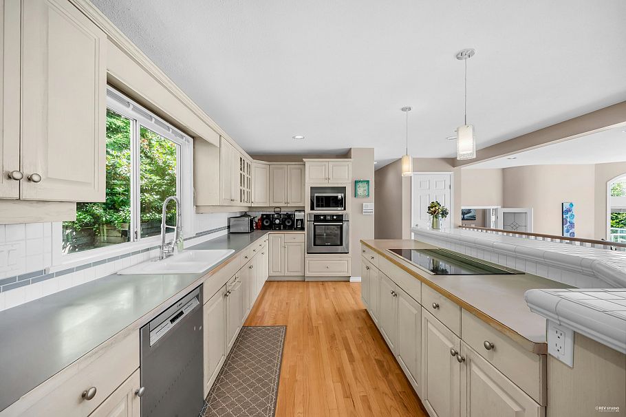 3945 Braemar Place North Vancouver, BC - 9