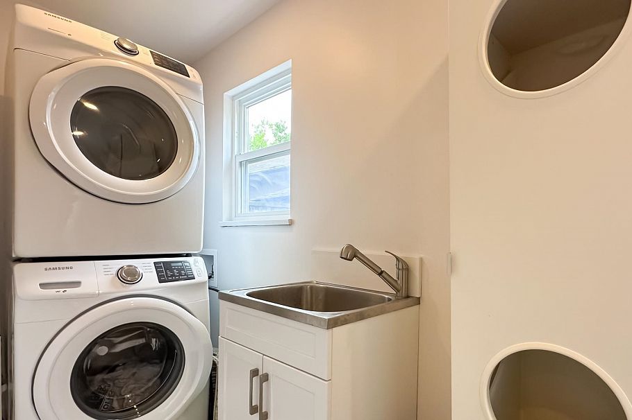 880 W 19th Street North Vancouver, BC - 19