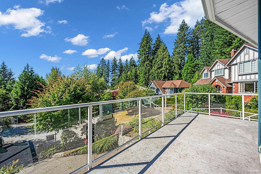 3945 Braemar Place North Vancouver, BC - 39