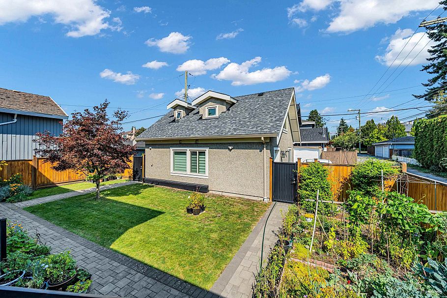 1019 W 47th Avenue Vancouver, BC - 32