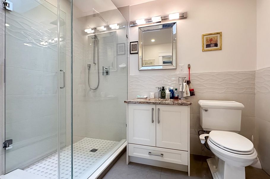 880 W 19th Street North Vancouver, BC - 20