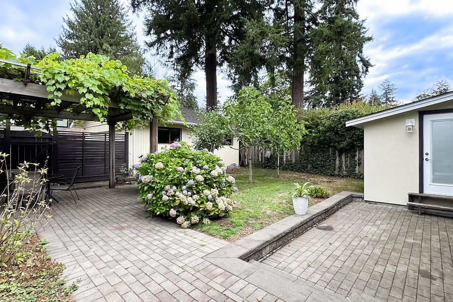 880 W 19th Street North Vancouver, BC - 37