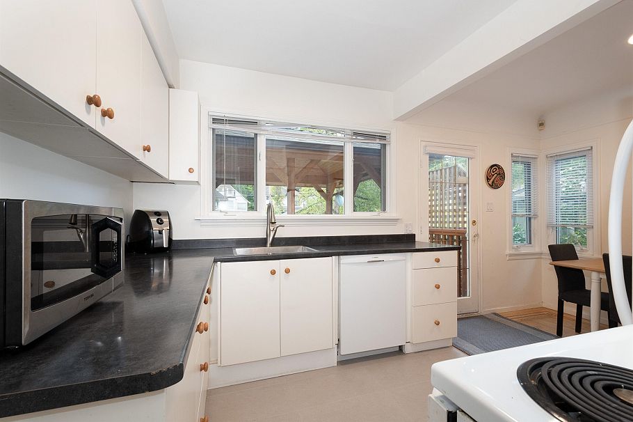 3476 W 13th Avenue Vancouver, BC - 10