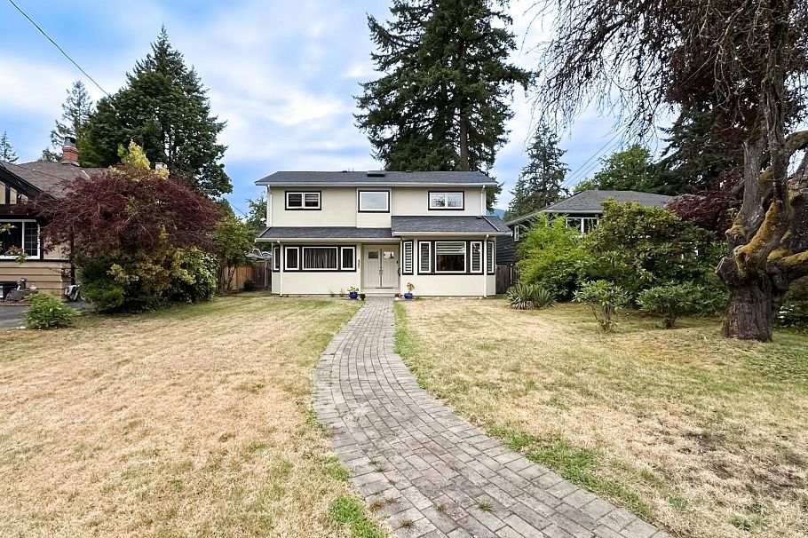 880 W 19th Street North Vancouver, BC - 40