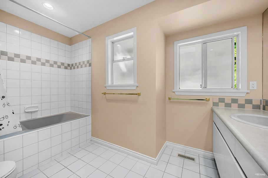 3945 Braemar Place North Vancouver, BC - 26