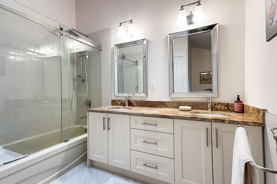 880 W 19th Street North Vancouver, BC - 33