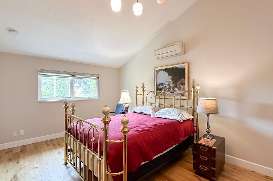 880 W 19th Street North Vancouver, BC - 24