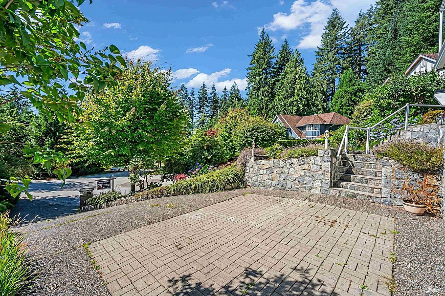 3945 Braemar Place North Vancouver, BC - 38