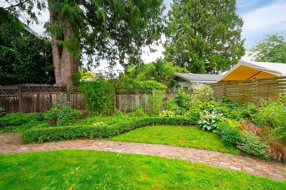 3476 W 13th Avenue Vancouver, BC - 32