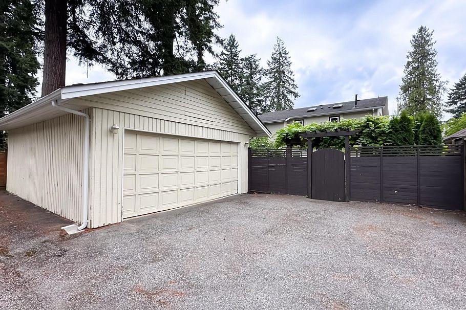 880 W 19th Street North Vancouver, BC - 38