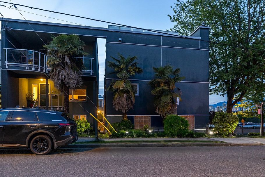 2391 Oak Street Vancouver, BC - 32