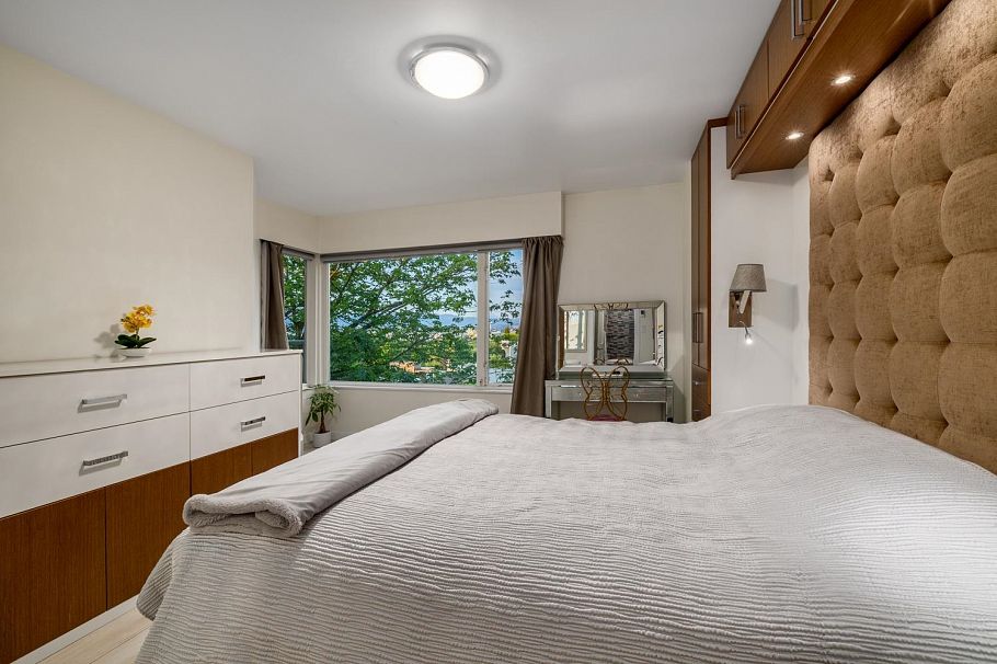 2391 Oak Street Vancouver, BC - 12