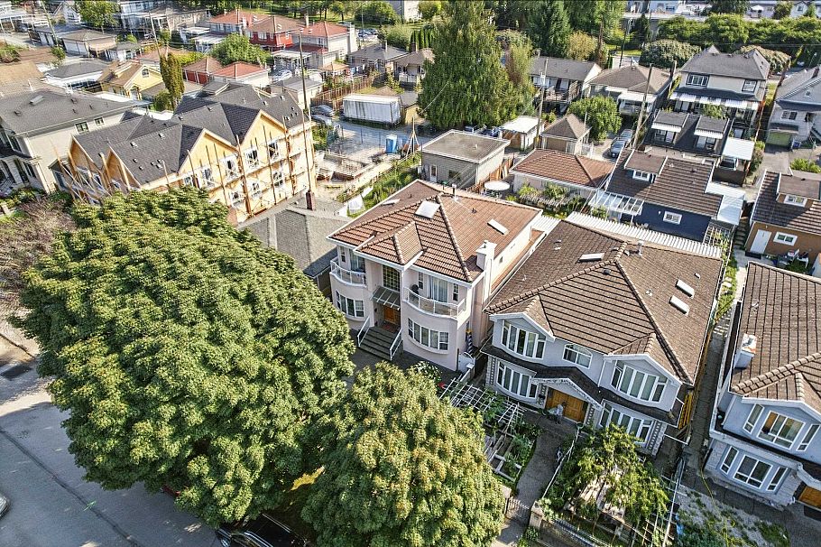 2228 E 40th Avenue Vancouver, BC - 9