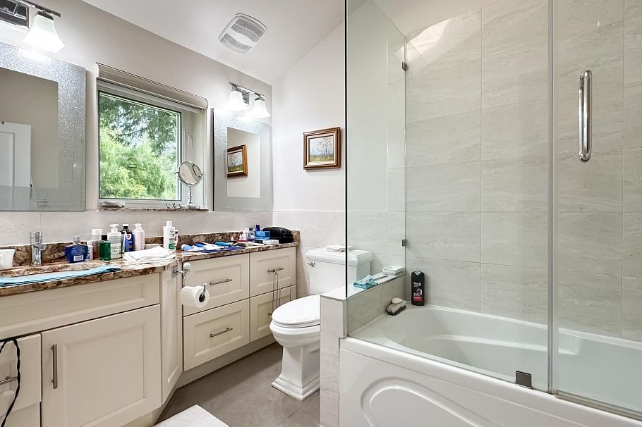 880 W 19th Street North Vancouver, BC - 26