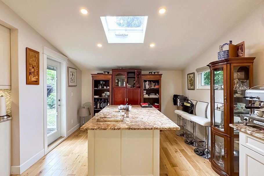 880 W 19th Street North Vancouver, BC - 10