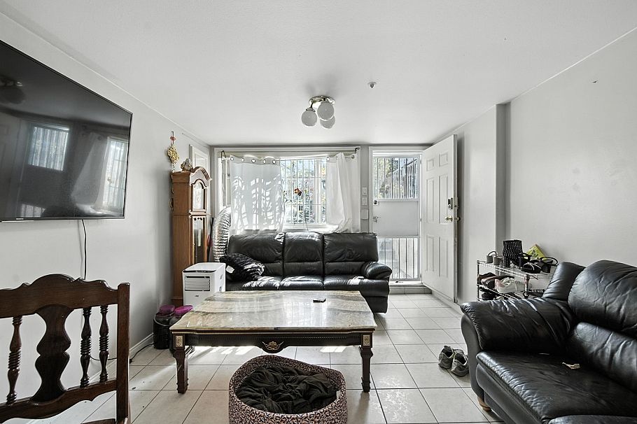 2228 E 40th Avenue Vancouver, BC - 38