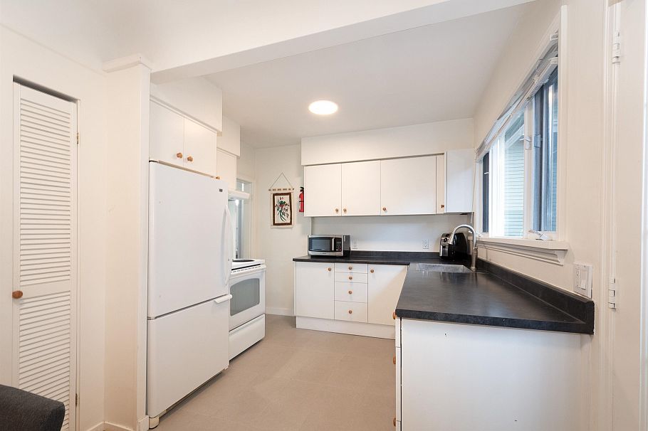 3476 W 13th Avenue Vancouver, BC - 11