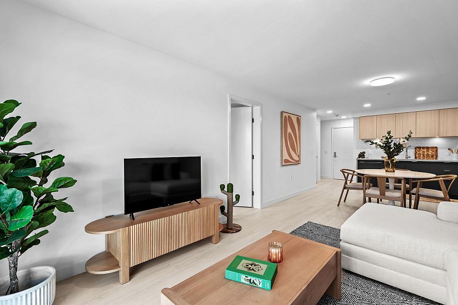 310 2419 Grant Street Vancouver, BC - 4