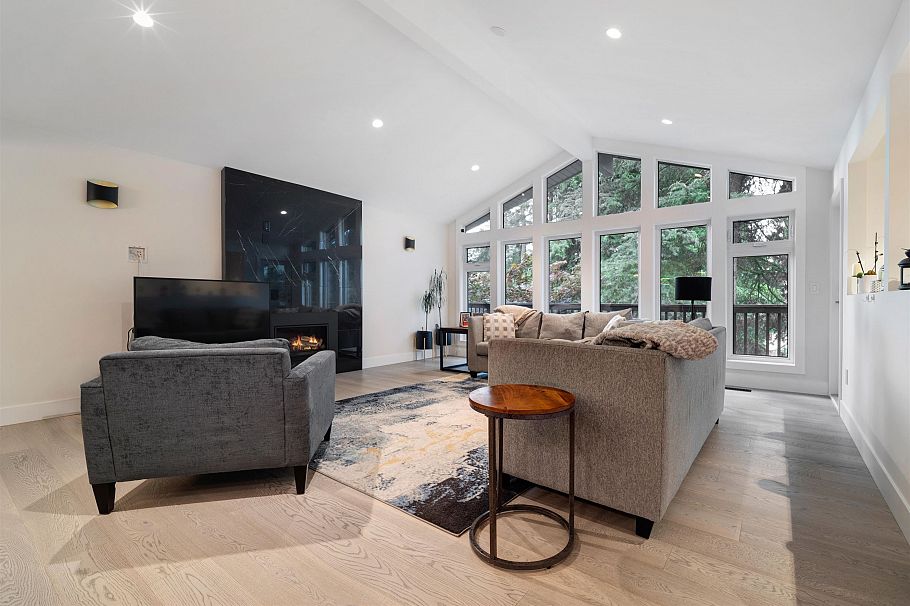 2488 Belloc Street North Vancouver, BC - 2