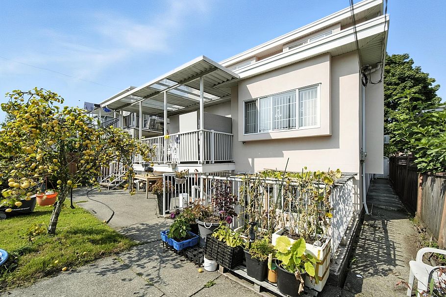 2228 E 40th Avenue Vancouver, BC - 3