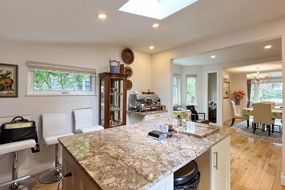 880 W 19th Street North Vancouver, BC - 12