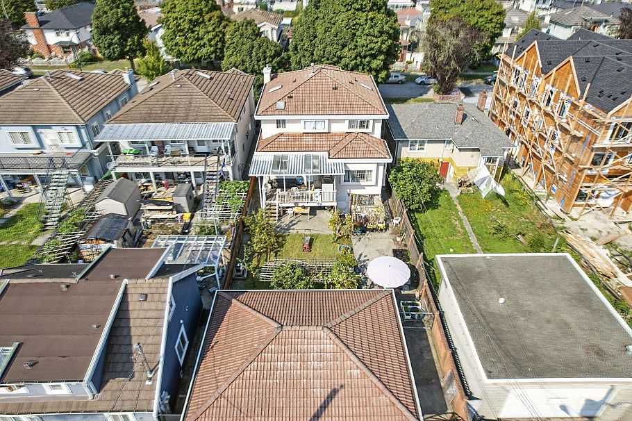 2228 E 40th Avenue Vancouver, BC - 5