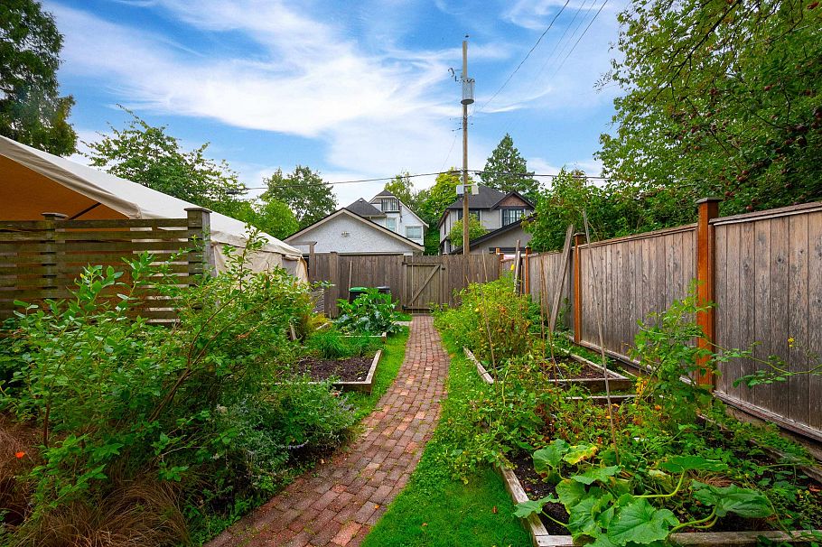 3476 W 13th Avenue Vancouver, BC - 33